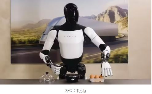 테슬라에서 개발중인 휴머노이드 로봇, '옵티머스' 2세대의 모습. 손으로 날계란을 옮기는 기술 보유.